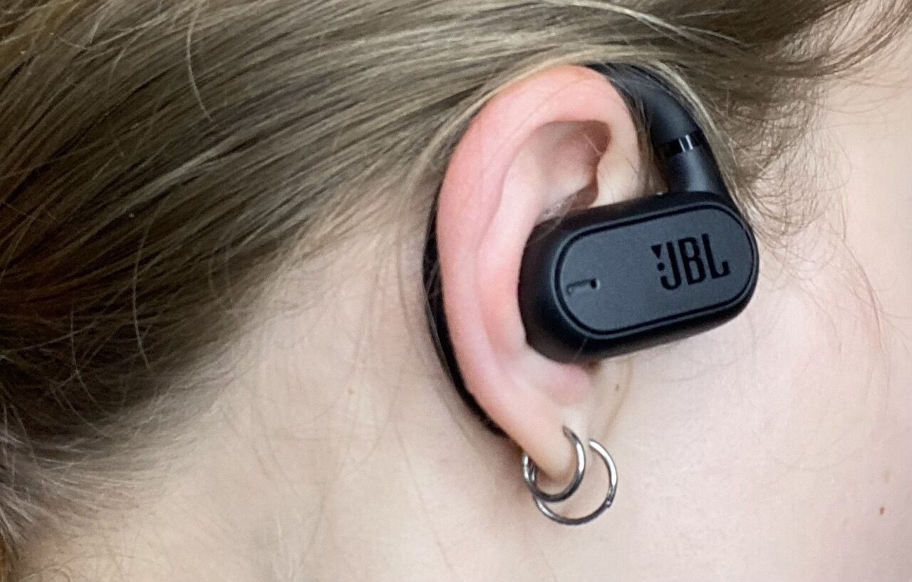 JBL Soundgear Sense getragen